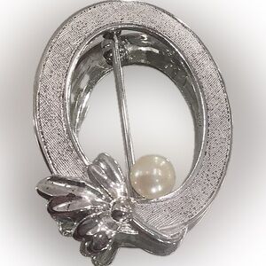 Sterling Silver Oval Brooch with Pearl